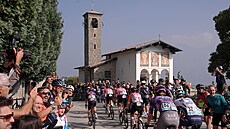 Únik míjí kostel Madonna del Ghisallo v závod Kolem Lombardie.