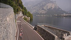 Peloton projídí kolem jezera Como.