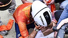 Zdrcená Shirin van Anrooijová za cílem enského závodu na gravelovém MS.