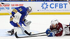 Branká Saber Alex Lyon blokuje stelu Martina Nease.