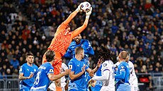 Islandský branká Elias Rafn Olafsson zastavuje francouzskou stelu.