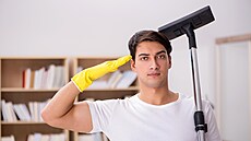 Agent s povolením úklizet? Kdepak! Boj s prachem je zkrátka rutina. Má vak...