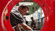 V úst�edních dílnách DPMB opravují nejen �aliny, ale i pra�ské tramvaje.