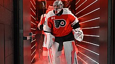 Daniel Vlada� p�ichází na led p�ed zápasem s Floridou.