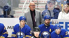 Lindy Ruff na stídace Buffala, ped ním Jií Kulich.