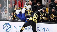 Nikita Zadorov nekompromisn posílá na stídaku Owena Powera.