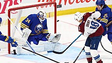 Jack Drury z Colorada zakonuje proti Alexi Lyonovi v brance Buffala.