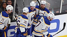 Hokejisté Buffala se radují z gólu v utkání proti Bostonu.
