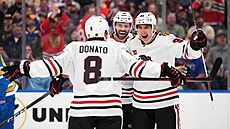 Hokejisté Chicaga se radují z gólu proti St. Louis.