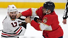 Nick Foligno (vlevo) v bitce s A.J. Greerem z Floridy.