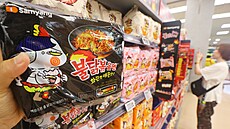 Balení pikantních instantních nudlí Buldak v obchodním dom� v Soulu v Ji�ní...