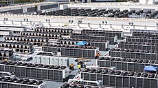 Vzduchotechnické jednotky na stee datového centra CloudHQ v Ashburnu ve stát...