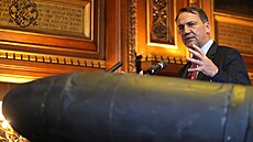 Polský ministr zahrani�í Rados�aw Sikorski v britském parlamentu ukázal ruský...