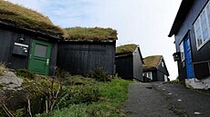 Typické domeky s travnatou stechou v centru faerského Tórshavnu.