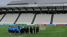 etí fotbalisté na pedzápasovém tréninku na Faerských ostrovech.