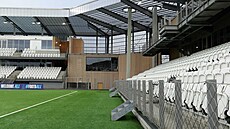 Pohled na tribuny stadion Tórsvöllur na Faerských ostrovech.