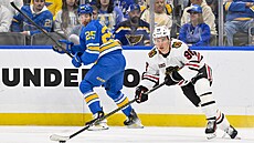 Connor Bedard rozehrává akci Chicaga.