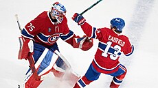 Cole Caufield slaví branku proti Nashvillu s brankáem Jakubem Dobeem.