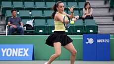 Tereza Valentová odehrává míek na turnaji v Ósace.