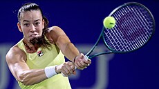Tenistka Tereza Valentová hraje bekhend ve tvrtfinále turnaje v Ósace.