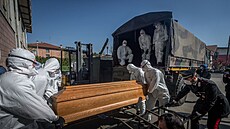 Vojenský a zdravotnický personál nakládá rakve s ob�tmi covidu ve m�st� Ponte...