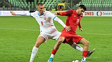 eský záloník Ondej Krifalui v souboji s ázerbájdánským Orujem Mammadovem.