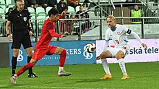 Kapitán eské reprezentace do 21 let Matj ín sleduje mí, za ním bí...