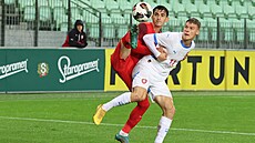 Útoník národního týmu do 21 let Luká Maek v souboji s ázerbájdanským...