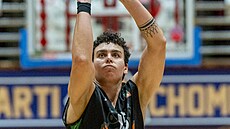 Artemis Spanuová zakon�uje v zápase proti Chomutovu.