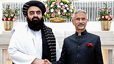 Afghánský ministr zahranií Amír Chán Muttakí (vlevo) a indický ministr...