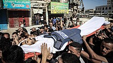 Palestinci v Gaze poh�bívají Sáleha al-D�afarávího. Mu�e mnoha rolí, kterému se...