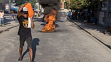 Haiané bez domova v Port-au-Prince protestují proti nezájmu vlády, která podle...