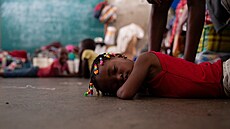 Haiské dti si hrají v jednom z pístek v Port-au-Prince, kde lidé bez...