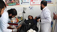 Afghántí lékai oetují mue, který byl zrann pi stetech Tálibánu s...