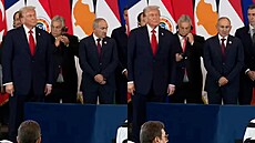 Maarský premiér Viktor Orbán zápasí se sluchátky