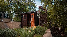 Ve stední ásti svahu je situovaný zahradní domek.