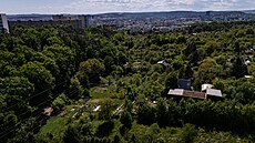 Zahrada pti element je zasazena do svahu, take hospodaení v souladu s...