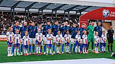 etí fotbalisté pi nástupu ped kvalifikaním utkáním na Faerských ostrovech.