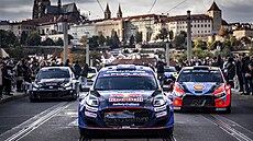 Závodní speciály pi spanilé jízd Prahou ped Stedoevropskou rallye. Na ele...