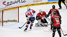 Branká Josef Koená ze Sparty poutí gól po stele Jana Koálka z Pardubic...