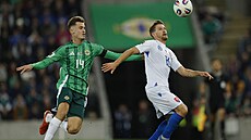 Isaac Price ze Severního Irska (vlevo) a Patrik Hroovský bhem kvalifikace na...