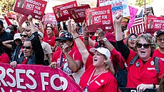 Protestující na shromá�d�ní No Kings proti Donaldu Trumpovi v San Francisku...