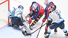 Pardubití útoníci Jan Mandát s Jáchymem Kondelíkem ped brankou Liberce.