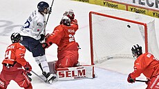 Plzeský Adam Mchura stílí gól do sít Olomouce.