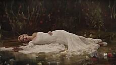 Taylor Swift jako Ofélie v hudebním klipu