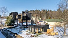 Projekt zahrnuje dva samostatné apartmány, umístné est metr vysoko, a...