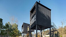 Díky vyvýené poloze pipomínají stavby pomyslná hnízda v korunách strom,...