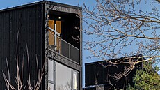 Díky vyvýené poloze pipomínají stavby pomyslná hnízda v korunách strom,...