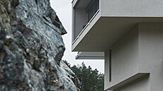 Dvorní ást domu kopíruje morfologii skalních stn pvodního lomu se strmými...