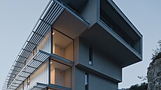 Tvar budovy kopíruje skalní stny.